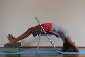 Yoga mit einem Sessel als Hilfsmittel